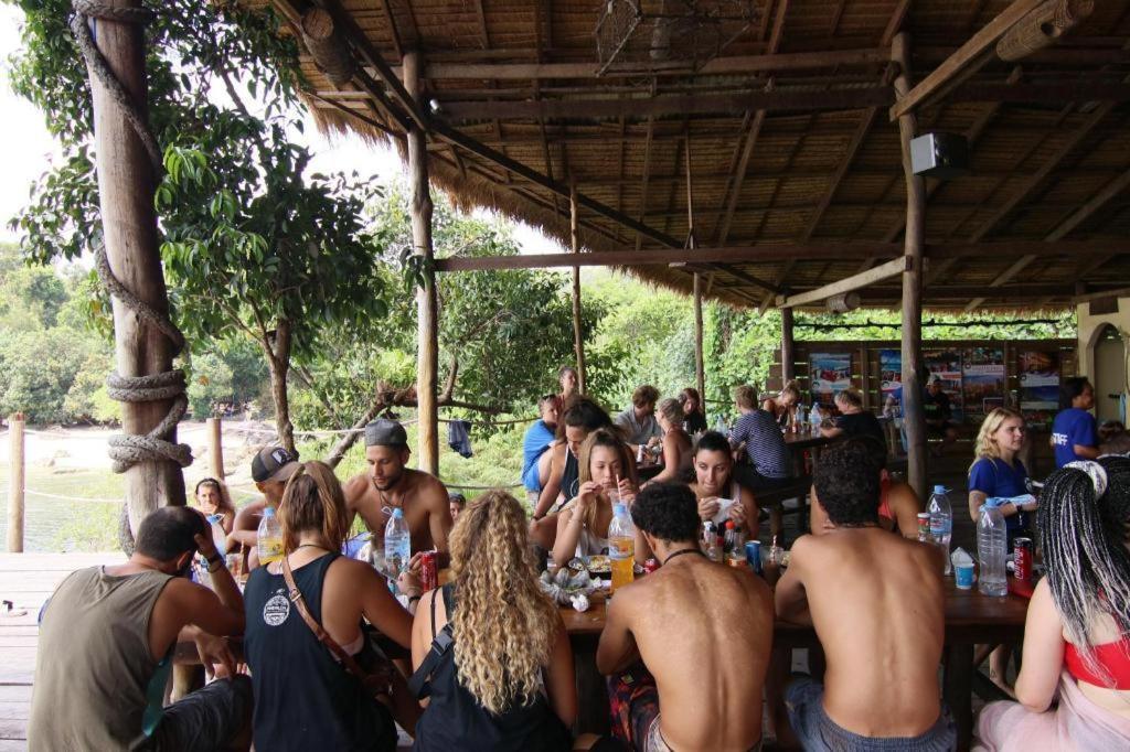 Mad Monkey Koh Rong Samloem Hostel Koh Rong Sanloem Exterior photo